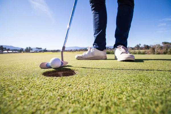 Fechar a imagem de ângulo largo de uma bola de golfe — Fotografia de Stock