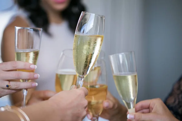 Mensen juichen met champagne — Stockfoto