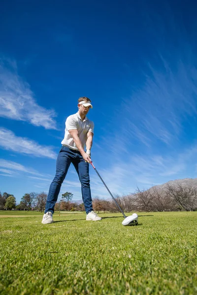 Golfista planowania jego strzał do pin — Zdjęcie stockowe