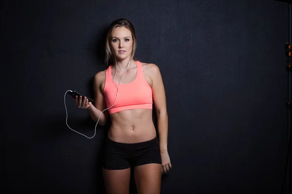 Modelo de fitness usando smartphone — Fotografia de Stock