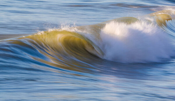 Волны в океане, захваченные медленным затвором
