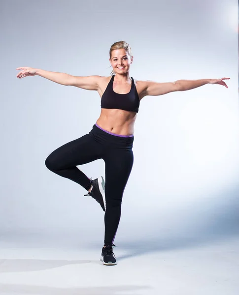 Female fitness model exercising — Stock Photo, Image