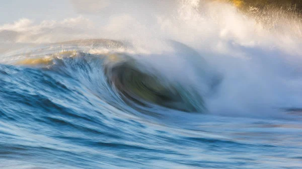 Golven op de Oceaan gevangen met een langzame sluitertijd — Stockfoto