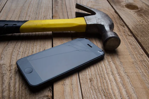 bir akıllı telefon ile çekiç 
