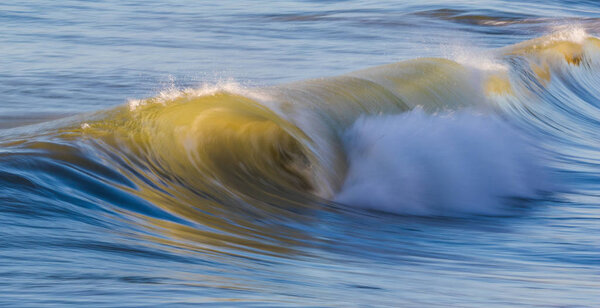 Волны в океане, захваченные медленным затвором

