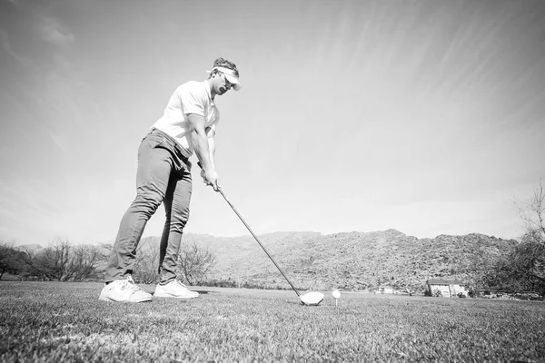 Golfare planerar hans skott till pin — Stockfoto