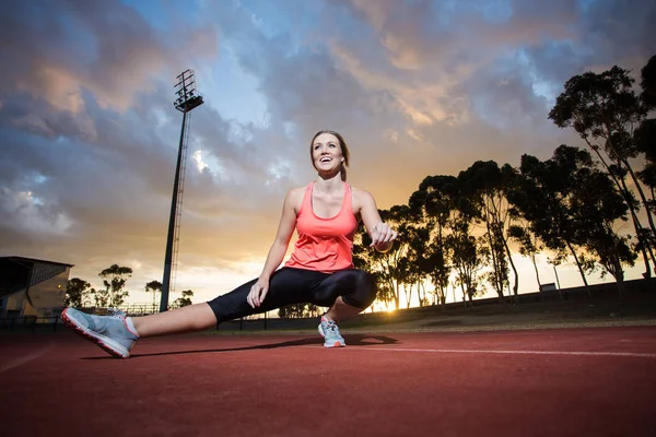 Atleta femenina calentándose — Foto de Stock