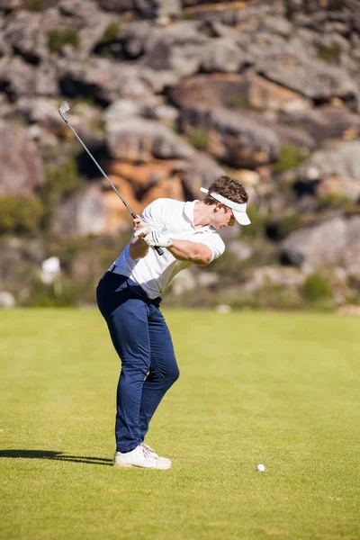 Golfare planerar hans skott till pin — Stockfoto