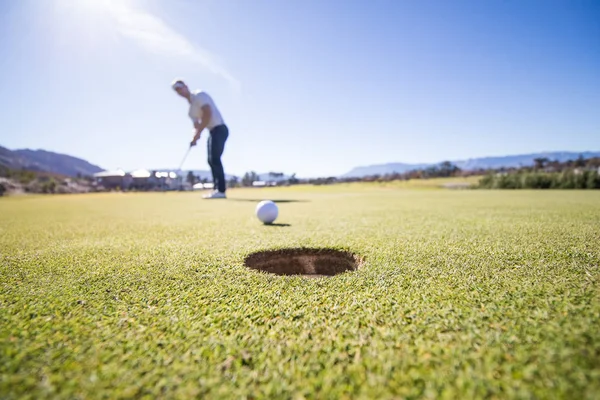 Golfer zijn schot op de stift van plan — Stockfoto