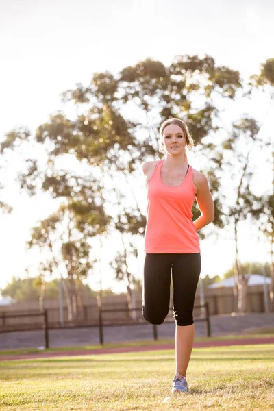 Atleta femenina calentándose — Foto de Stock