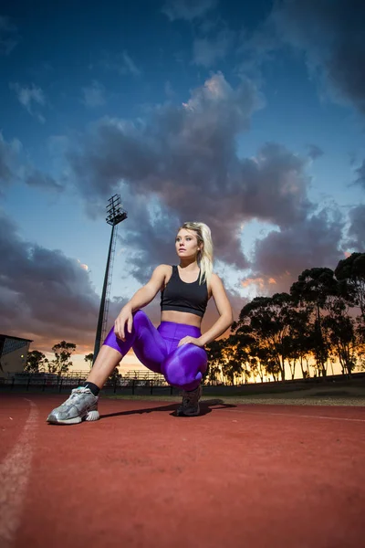 Kvinnliga sprinter idrottsman — Stockfoto