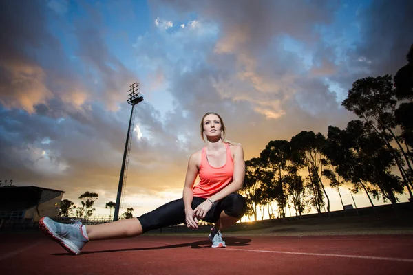 Atleta femenina calentándose — Foto de Stock