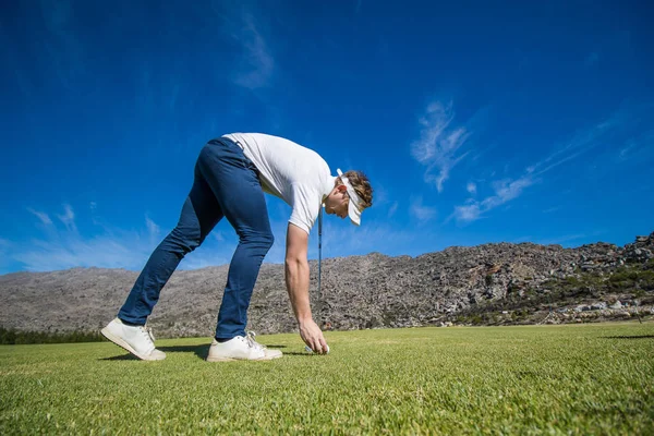 Golfista plánování jeho střelu pin — Stock fotografie