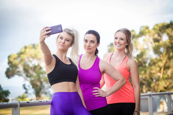 Három fitness nő vesz egy selfie — Stock Fotó