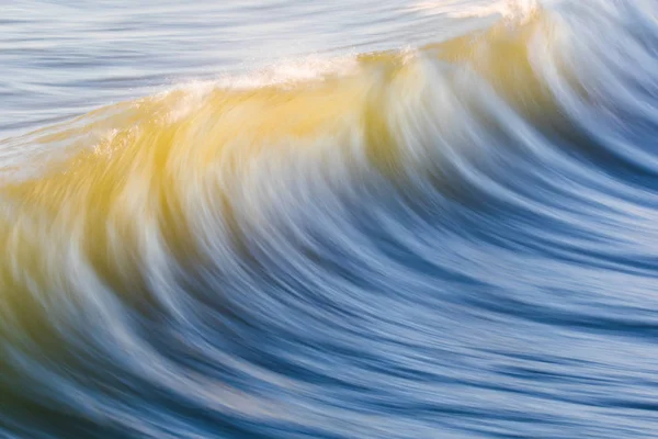 Vagues sur l'océan capturées avec un obturateur lent — Photo