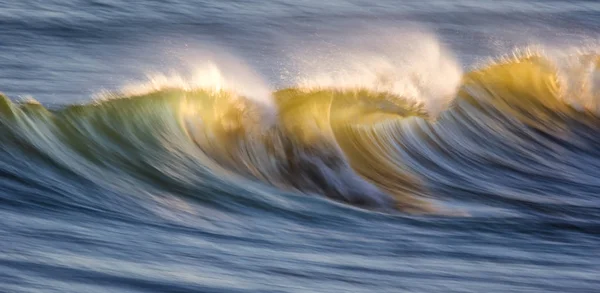 Golven op de Oceaan gevangen met een langzame sluitertijd — Stockfoto