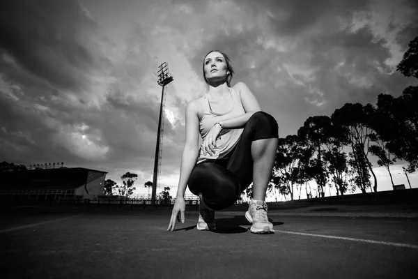 Bellissimo modello di fitness femminile stretching e allenamento su atleta — Foto Stock