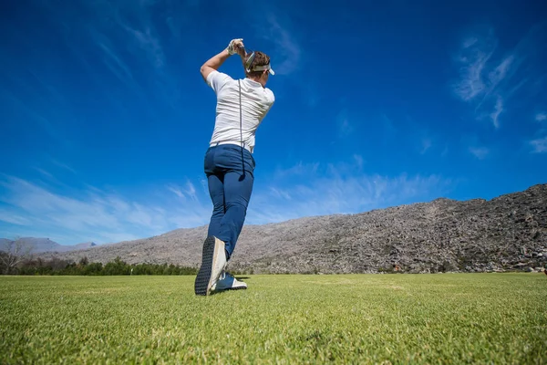 Golfista planowania jego strzał do pin — Zdjęcie stockowe