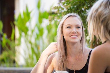  Çok ciddiyim sarışın Bayan modeller 