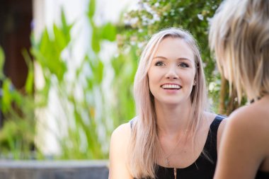  Çok ciddiyim sarışın Bayan modeller 