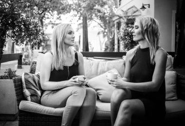 genç kız bir fincan kahve keyfi 