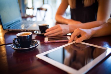 akıllı aygıtlar kullanarak eller 