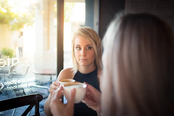 Unga flickvänner njuter av en kopp kaffe — Stockfoto