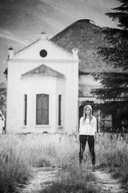 Bir çiftlikte güzel teen model 