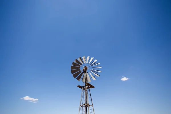 Immagine grandangolare di un mulino a vento — Foto Stock