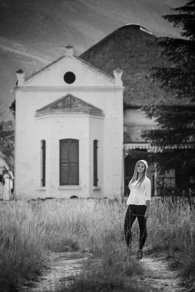 Modelo adolescente bonita em uma fazenda com uma casa velha — Fotografia de Stock