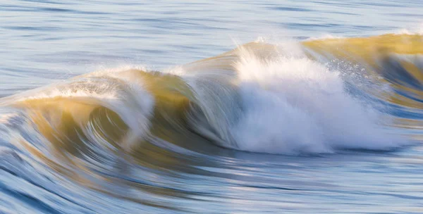 Océano a lo largo de la costa de Sudáfrica — Foto de Stock