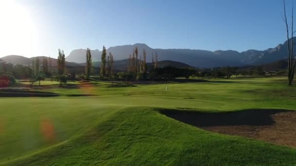 Bir golf sahasının Güney Afrika'da havadan görünümü — Stok video
