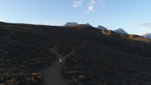 Modèle de fitness masculin courant le long d'un sentier  