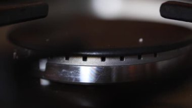  Gaz yakıcı bir gaz sobası üzerinde