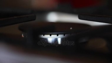  Gaz yakıcı bir gaz sobası üzerinde