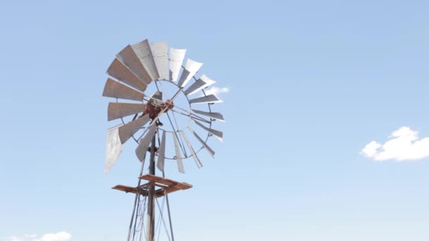 Windmill pumping water in the Karoo — Stock Video