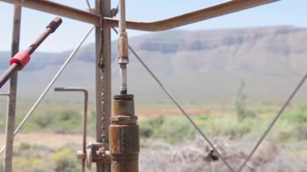 Άντληση νερού σε το Karoo Ανεμόμυλος — Αρχείο Βίντεο
