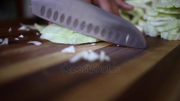 Kuchař krájením zeleniny a — Stock video