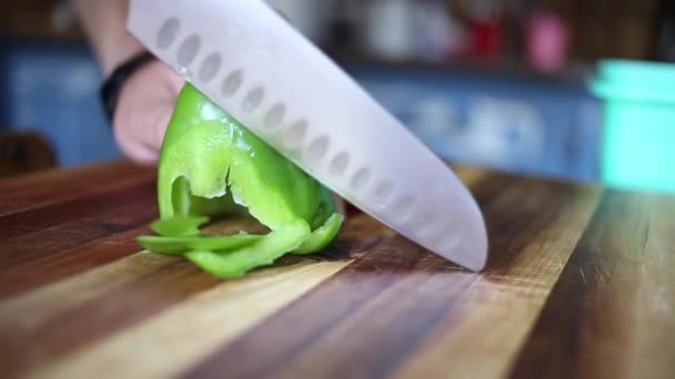 Koch schneidet und würfelt Gemüse — Stockvideo