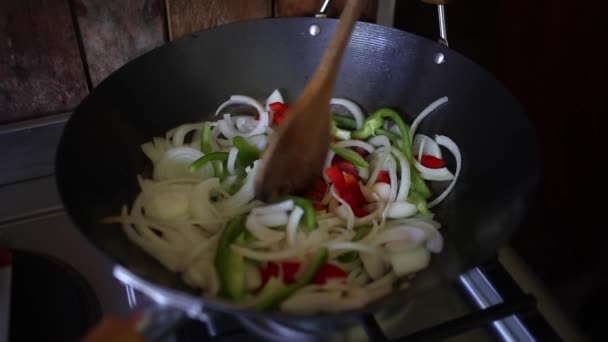 Legumes sendo mexidos fritos em um wok — Vídeo de Stock