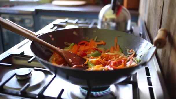 Legumes sendo mexidos fritos em um wok — Vídeo de Stock