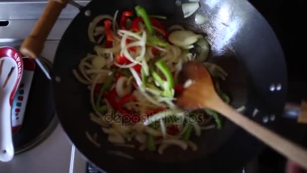 Groenten worden roer gebakken in een wok — Stockvideo