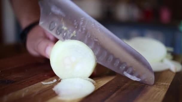 切片和切割蔬菜的厨师 — 图库视频影像