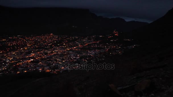 Signal Hill i skymningen över i Kapstaden — Stockvideo