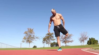 sprinter eğitim asfalt bir yolda 