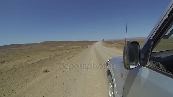 4 x 4 kör på en grusväg i Karoo — Stockvideo