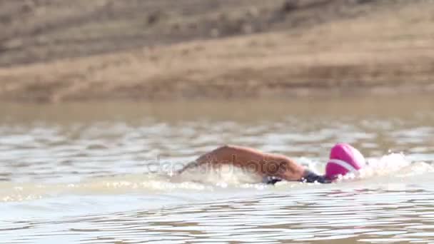 Žena triatlon, koupání v přehradě — Stock video