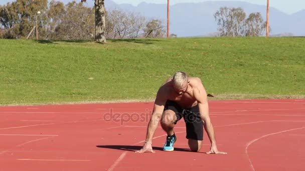 Male fitness model training for sprinting — Stock Video
