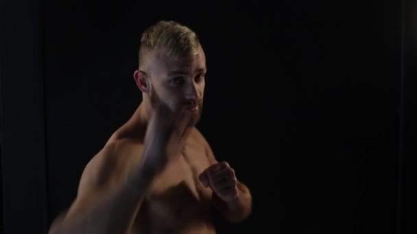 Manliga idrottare modell boxning i en studio — Stockvideo