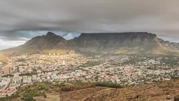 Signal Hill Cape Town üzerinden alacakaranlıkta — Stok video